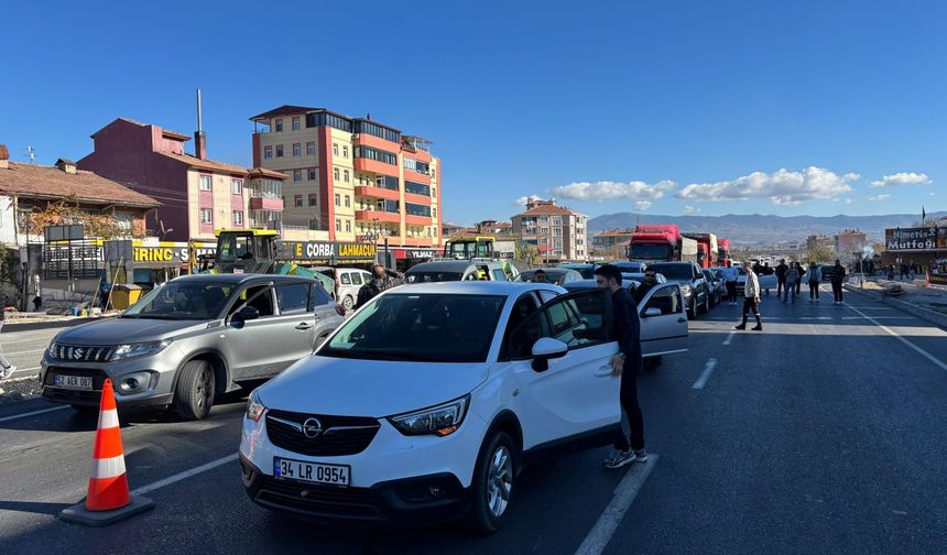 Çorum'da kavşağın kapatılmasına tepki gösteren vatandaşlar kara yolunu ulaşıma kapattı