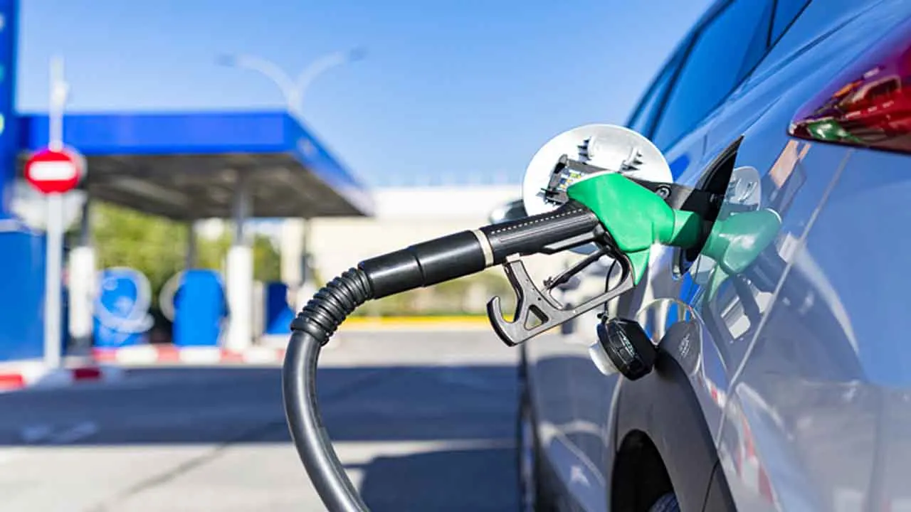 benzin-ve-motorin-fiyatlari-guncellendi-yeni-fiyatlar-tabelalara-yansidi-istasyonlara-gidenler-bu-fiyatlarla-karsilasacak-PEE0.jpg