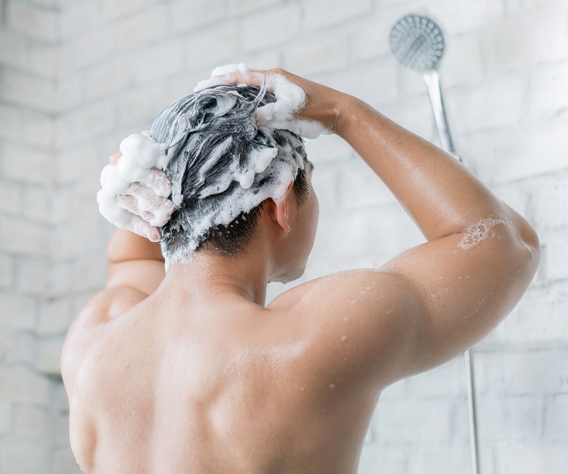 duşta-şampuan-kullanmak-doğru-mu-yanlış-mı