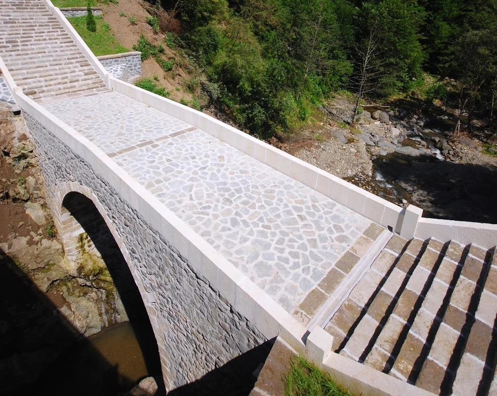Akoluk Köprüsü, Ordu'nun Ulubey ilçesinde bulunan ve yaklaşık 150-200 yıllık olduğu tahmin edilen bir köprüdür. Köprü, Melet Irmağı üzerinde yer almaktadır ve iki yakayı birbirine bağlamaktadır. Köprü, ahşap işçiliğinin en güzel örneklerinden biridir ve günümüzde de kullanılmaktadır.